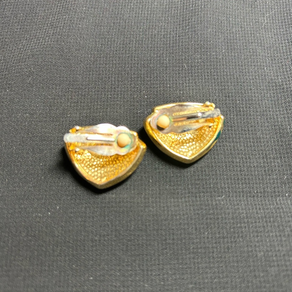 VTG Beautiful Gold Tone Metal and Green Iridescent clip on earrings. Unbranded - Picture 4 of 6